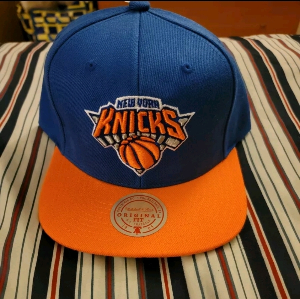Mitchell & Ness FIRE! NWT! NBA Core Knicks 2-Tone Snapback Hat #JS19078. OS. - Picture 3 of 8